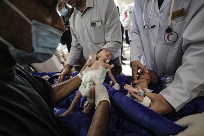 Personal sanitario preparan a los bebés prematuros para que sean trasladados a Egiptos, después de ser avacuados desde el hospital de Al-Shifa. 
