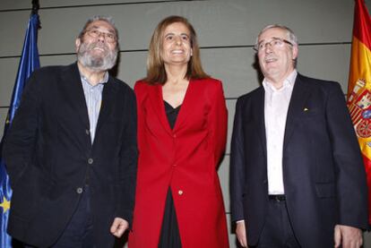 La ministra de Empleo, Fátima Báñez, con el secretario general de UGT, Cándido Méndez (izquierda), e Ignacio Fernández Toxo.