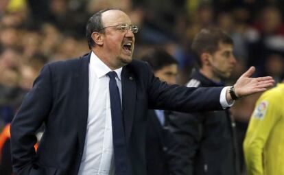 Rafa Benítez da indicaciones a sus jugadores desde la banda de El Madrigal.