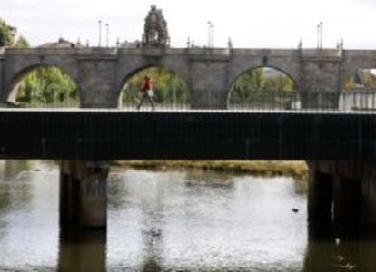 Puente sobre el r&iacute;o Manzanares en la zona Madrid R&iacute;o.
