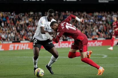 El delantero del Sevilla Youssef En-Nesyri trata de superar a Mouctar Diakhaby, del Valencia, durante el partido de Liga de este domingo.