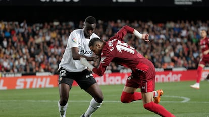 El delantero del Sevilla Youssef En-Nesyri trata de superar a Mouctar Diakhaby, del Valencia, durante el partido de Liga de este domingo.