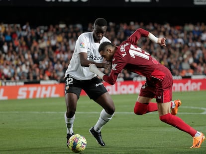 El delantero del Sevilla Youssef En-Nesyri trata de superar a Mouctar Diakhaby, del Valencia, durante el partido de Liga de este domingo.