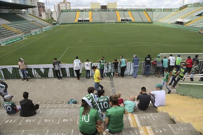 Torcedores da Chapecoense se reúnem em estádio em apoio ao clube.