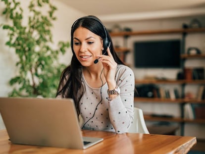 La empresa no tiene obligación de dotar a sus teletrabajadores de una silla ergonómica