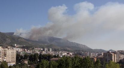 El humo del incendio en torno a la Sierra de Mariola, visto desde Alcoi.
