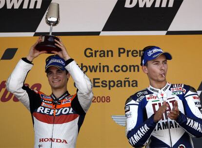 Dani Pedrosa, con su trofeo de ganador, y Jorge Lorenzo, el domingo en el podio de Jerez.