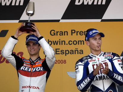 Dani Pedrosa, con su trofeo de ganador, y Jorge Lorenzo, el domingo en el podio de Jerez.