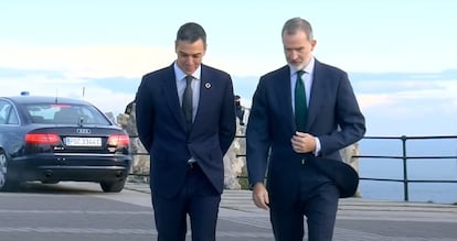 El presidente del Gobierno, Pedro Sánchez, recibe al rey Felipe VI, el pasado mes de diciembre en el Palacio de la Magdalena de Santander.