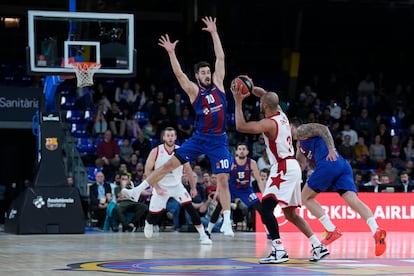 Shavon Schields intenta superar la defensa de Nikola Kalinic.