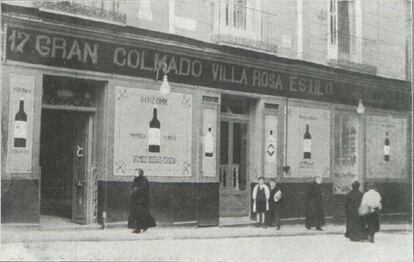 Fachada del colmao Villa Rosa, en la plaza de Santa Ana de Madrid, en 1916.