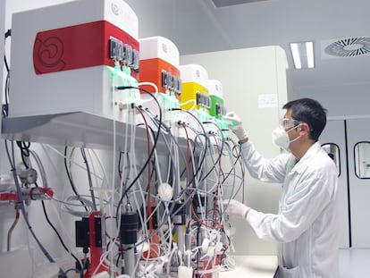 Un tecnico de Hipra trabajando con bioreactores.