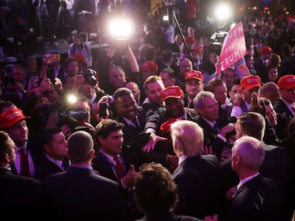 O presidente eleito Donald Trump saúda aos assistentes depois de seu discurso de vitória