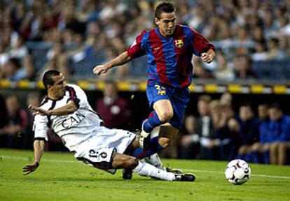 Fernando Navarro intenta irse de un jugador de Osasuna.