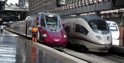 Trenes de alta velocidad de Renfe en la estación madrileña de Atocha.