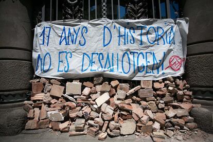 Centeneres de vecinos se han acercado a las cercanias del Centro Social tras el llamamiento que hicieron los miebros de Can Vies para retirar los escombros y empezar la reconstruccion del edificio tras el derribo.