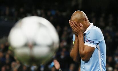 Vincent Kompany se tapa la cara tras una ocasión fallada. 