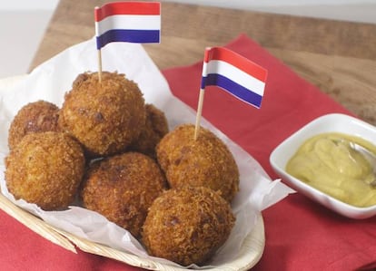 Aunque se comen en Holanda viendo el hockey hierba, son del tamaño de una bola de golf. El bitterballen es una especie de croqueta de carne picada con perejil que se moja en mostaza. En su origen se hacían con las sobras del día anterior.