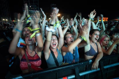 Atendees at the Arenal Sound Festival.