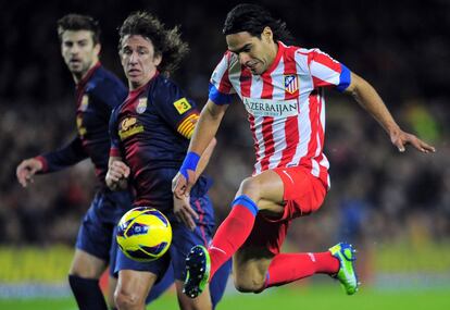 Falcao se marcha de Puyol ante la mirada de Piqué.