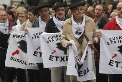 Manifestación a favor de los presos etarras, ayer por las calles de Bilbao.
