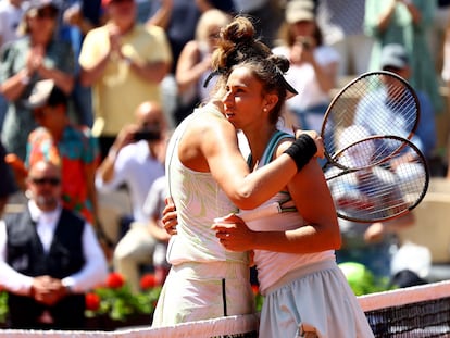 Haddad-Maia y Sorribes se abrazan tras el partido en la pista Suzanne Lenglen de Roland Garros.