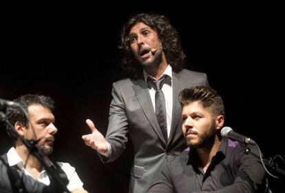 Arcángel (de pie), en su actuación en el Festival del Cante de las Minas.