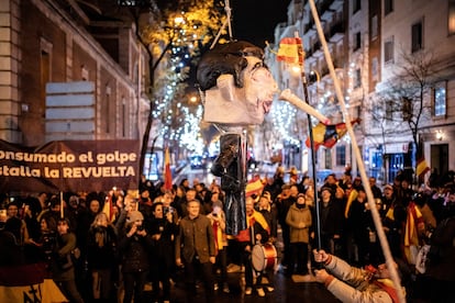 Decenas de convocados por una organización ultraderechista recibieron el año nuevo en la calle Ferraz, en Madrid, junto a la sede del PSOE, el 1 de enero de 2024.