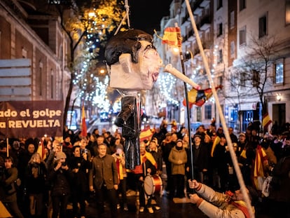 Decenas de convocados por una organización ultraderechista recibieron el año nuevo en la calle Ferraz, en Madrid, junto a la sede del PSOE, el 1 de enero de 2024.