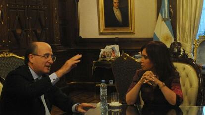 Antonio Brufau, presidente de Repsol, conversa con la presidenta argentina, Cristina Kirchner, antes de la expropiaci&oacute;n de YPF.