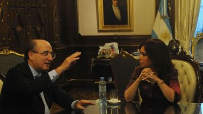 Antonio Brufau, presidente de Repsol, conversa con la presidenta argentina, Cristina Kirchner, antes de la expropiaci&oacute;n de YPF.