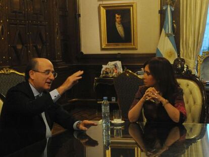 Antonio Brufau, presidente de Repsol, conversa con la presidenta argentina, Cristina Kirchner, antes de la expropiaci&oacute;n de YPF.
