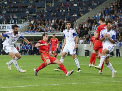 Bale marca el tercer gol a Israel.