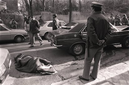 El cadáver del vicealmirante de Marina Cristóbal Colón de Carvajal, duque de Veragua, cubierto por una manta junto al coche en el que viajaba en el atentado  ETA en el que también murió su conductor, Manuel Trillo, en en la calle de Tambre, en la colonia de El Viso de Madrid, el 8 de febrero de 1986. El comandante Antonio Rodríguez Toube resultó herido.