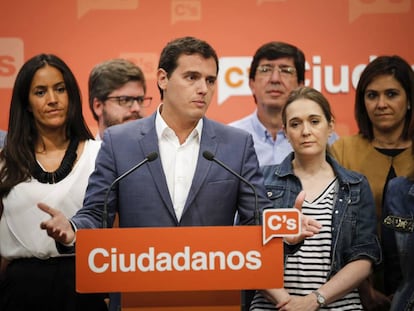 Albert Rivera durante la rueda de prensa en la que inform&oacute; sobre la postura de Ciudadanos ante el debate de investidura.