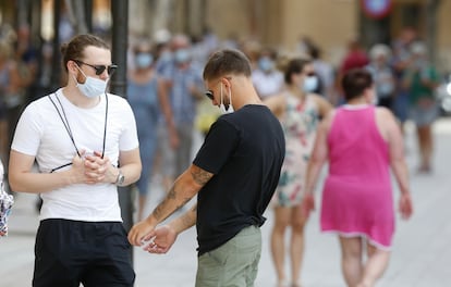 Varias personas en el entorno de la Catedral de Palma el 17 de junio.