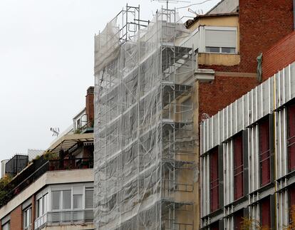 Edificio en rehabilitación en el centro de Madrid, en noviembre de 2020.