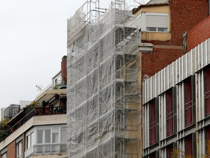 Edificio en rehabilitación en el centro de Madrid, en noviembre de 2020.