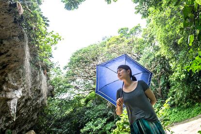 Una mujer en Sefa Utaki, Okinawa.