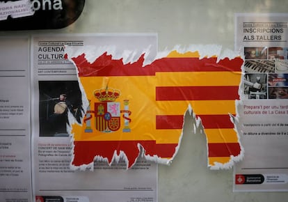 Una pegatina de bandera española y bandera catalana dañada en Barcelona.