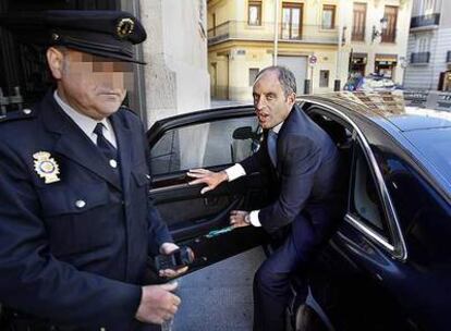 Francisco Camps, a su llegada al Palau de la Generalitat, donde trató de evitar a la prensa.