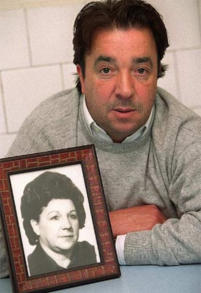 Roberto Fernández, junto a un retrato de su madre, María Norma Menchaca.