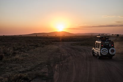 Un grupo de turistas montados sobre un todoterreno de una compa?a de safaris contempla una puesta de sol en el parque nacional del Serengeti, Tanzania el 14 de septiembre de 2024