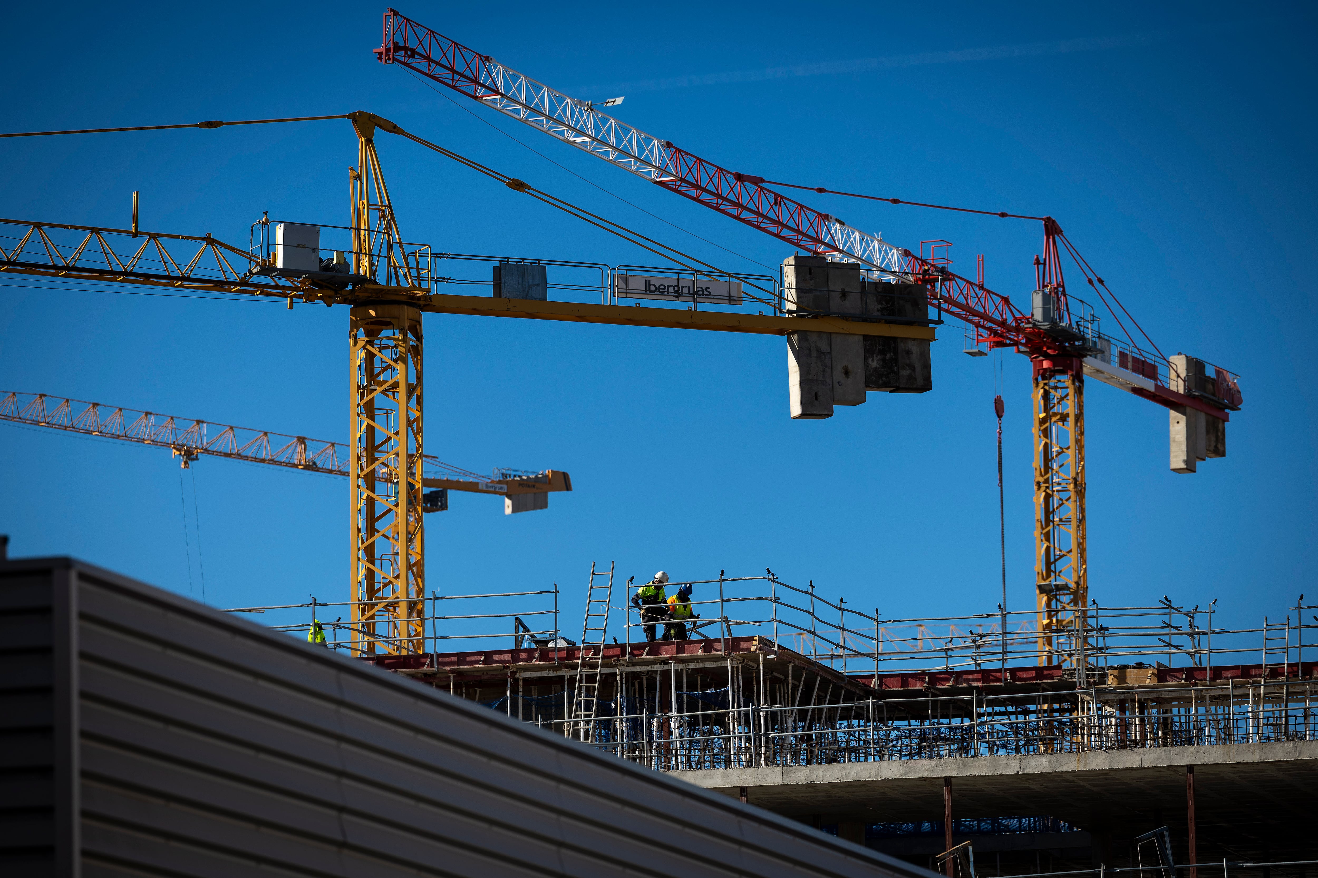 Grúas y edificios en construcción en Madrid. 