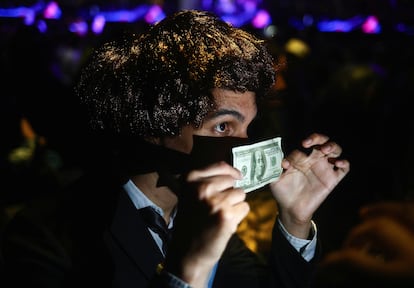 Un seguidor de Javier Milei con un billete de 100 dólares durante la campaña del candidato