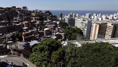 Vista de una favela junto a edificios modernos en Río de Janeiro.