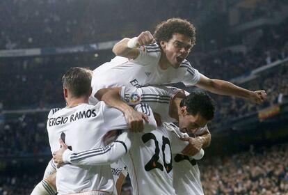 Pepe celebra junto a sus compañeros el segundo tanto del partido.