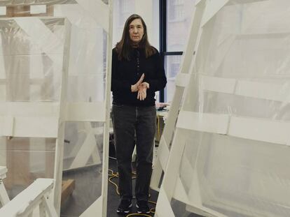 Jenny Holzer, en su estudio, situado en un almacén de Brooklyn (Nueva York). Dos ventanales más grandes que una pantalla de cine de las de antes dejan pasar la luz del exterior en la estancia.