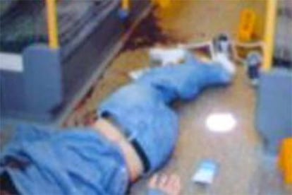 El cadáver de Charles de Menezes yace en un vagón de metro tras ser tiroteado, en una imagen de la cadena ITN.