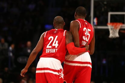 TORONTO, ON - FEBRUARY 14: Kobe Bryant #24 of the Los Angeles Lakers and the Western Conference and Kevin Durant #35 of the Oklahoma City Thunder and the Western Conference react after a play in the second half against the Eastern Conference during the NBA All-Star Game 2016 at the Air Canada Centre on February 14, 2016 in Toronto, Ontario. NOTE TO USER: User expressly acknowledges and agrees that, by downloading and/or using this Photograph, user is consenting to the terms and conditions of the Getty Images License Agreement.   Elsa/Getty Images/AFP
== FOR NEWSPAPERS, INTERNET, TELCOS & TELEVISION USE ONLY ==